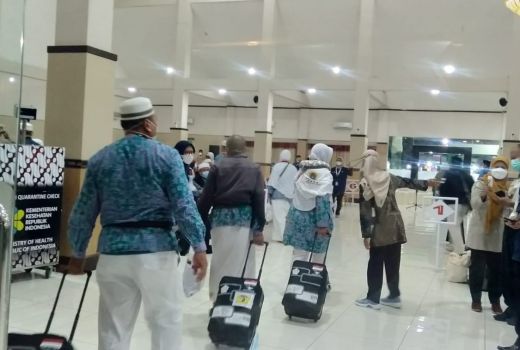 Alhamdulillah, Haji Kloter 1 Debarkasi Solo Tiba di Tanah Air - GenPI.co JATENG
