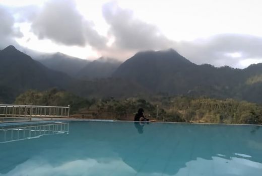 Sensasi Berenang dengan Pemandangan Gunung di Soko Langit Wonogiri - GenPI.co JATENG