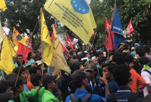 Ribuan Mahasiswa Solo Raya Demo Tolak Kenaikan Harga BBM di Gedung DPRD Solo, Ini Tuntutannya - GenPI.co JATENG