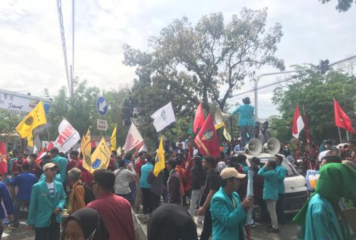Demo Tolak Kenaikan Harga BBM di Solo Sempat Panas, Mahasiswa Ngotot Ketemu Ketua DPRD - GenPI.co JATENG