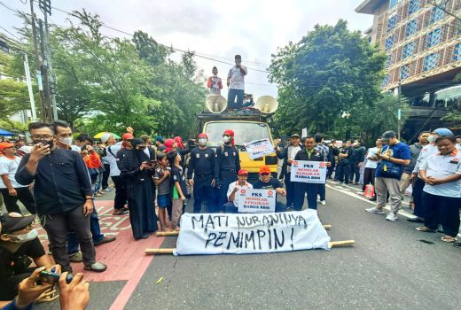 Protes Soal Harga BBM, Kader PKS Solo Raya Turun ke Jalan - GenPI.co JATENG