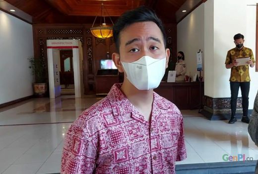 Uang Tabungan Haji Penjaga Sekolah di Solo Rusak Dimakan Rayap, Gibran: Nanti Tak Bantu - GenPI.co JATENG