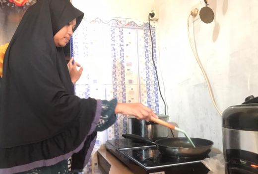 Begini Pengalaman Wong Solo Pakai Kompor Listrik, Warga: Perlu Alat Masak Khusus - GenPI.co JATENG