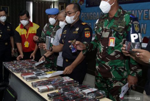 Ratusan Telepon Genggam dari Batam Disita di Bandara Juanda - GenPI.co JATIM