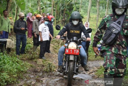 Keren, Cak! Gaya Bupati Lumajang Tinjau Longsor Kece Banget - GenPI.co JATIM