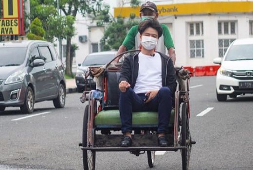 Melvin Kagok Naik Becak, Ini Pertamanya di Jalan Raya - GenPI.co JATIM