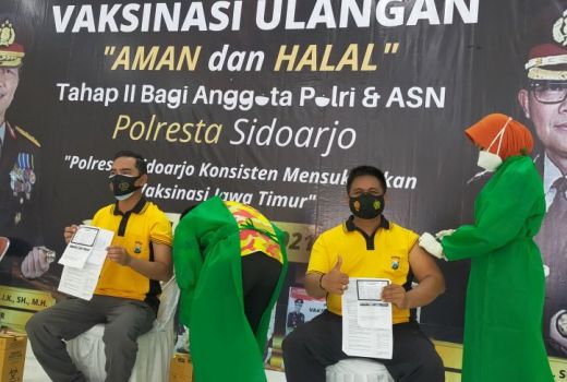 Ratusan Anggota Polresta Sidoarjo Jalani Vaksinasi Tahap Kedua - GenPI.co JATIM