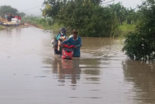 Banjir Tutup Akses Jalan Morowudi Gresik, OMG! - GenPI.co JATIM