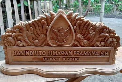 Muhammad Sugiono Kaget Papan Nama Buatannya Dipesan Menparekraf - GenPI.co JATIM