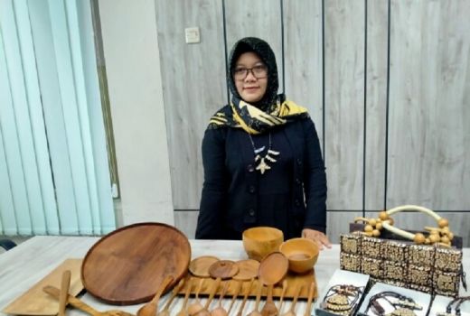 Manfaatkan Limbah Kayu Menjadi Aneka Produk - GenPI.co JATIM