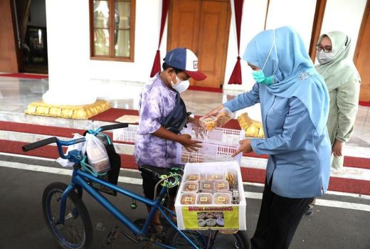 Rangga Penjual Kue Kering Layani Khofifah, Santai Masuk Grahadi - GenPI.co JATIM