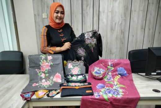 Berbekal Hobi Melukis, Kini Ciptakan Fashion Painting - GenPI.co JATIM