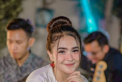 Elsa Amalia, Nyanyikan Single Terbaru, Jangan Lupa Dengarkan - GenPI.co JATIM
