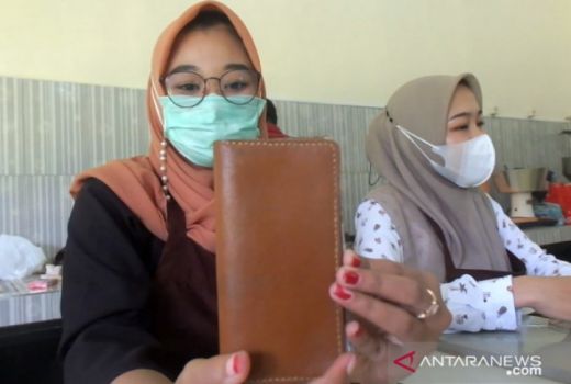 Kreatif, Mahasiswa Polije Buat Aneka Kerajinan Berbahan Kulit - GenPI.co JATIM