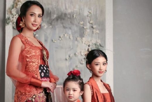 Intip Rancangan Kebaya Keluarga Karya Desainer Nathania Kho - GenPI.co JATIM