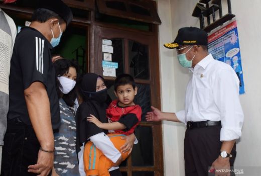 Menko PMK Berkunjung ke Rumah Keluarga Serda Diyut, Beri Dukungan - GenPI.co JATIM