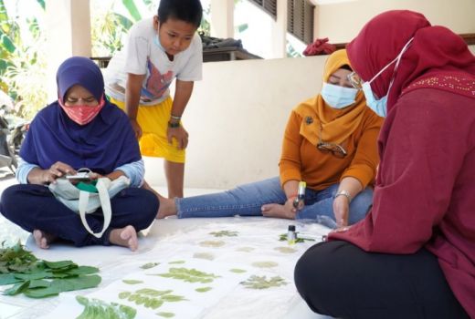 Dosen UK Petra Kenalkan Eco Print ke Warga Nginden, Surabaya - GenPI.co JATIM