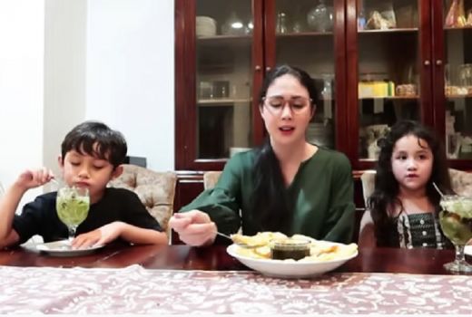 Menu Favorit Berbuka Arumi Bachsin, Simple Bikinnya - GenPI.co JATIM