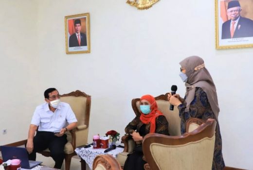 Janji Khofifah Dukung Selesainya Vaksin Merah Putih - GenPI.co JATIM