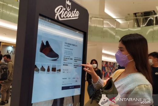 Sepatu Asal Surabaya ini Bisa Kamu Buat Sendiri, Gak Percaya? - GenPI.co JATIM
