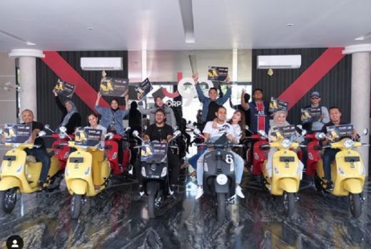 Crazy Rich Asal Malang Ini Bagikan THR Vespa Kepada Karyawannya - GenPI.co JATIM