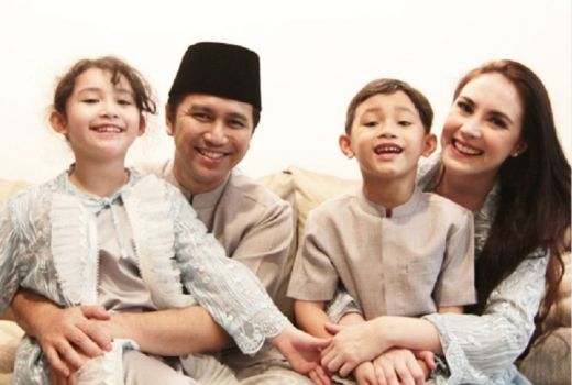 Intip Setelan Arumi dan Emil Saat Lebaran, Simpel dan Mewah - GenPI.co JATIM