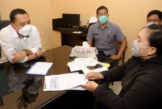 Sehari Berkantor di Kelurahan, Eri Langsung Jadi Tempat Curhat - GenPI.co JATIM