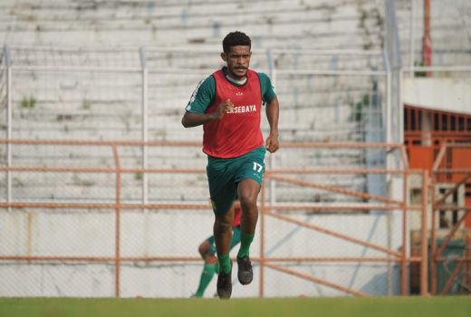 Aji Santoso Tingkatkan Latihan, Kejar Peak Performance Pemain - GenPI.co JATIM