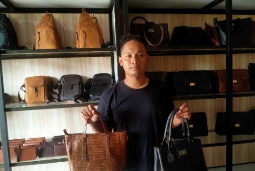 Tekuni Bisnis Kulit, Kini Pesanan Sampai Luar Negeri - GenPI.co JATIM