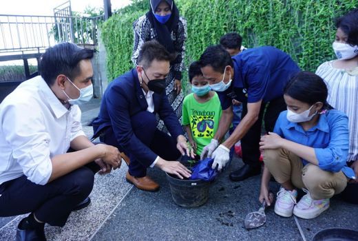 Cinta Lingkungan, Siswa SDN 1 Kaliasin Serahkan 50 Bibit Tanaman - GenPI.co JATIM