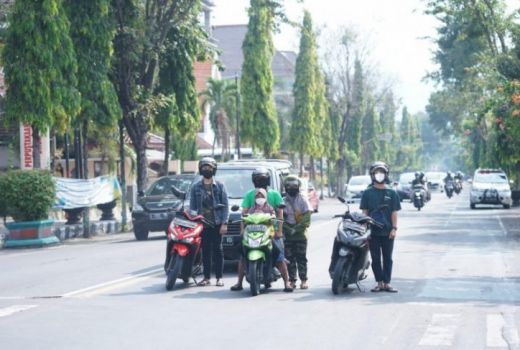 Pengendara Ambil Sikap Sempurna, Dengarkan Mars Pancasila - GenPI.co JATIM