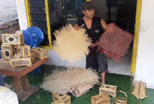 Gitaris Orkes di Kediri Banting Setir Ciptakan Kerajinan Bambu - GenPI.co JATIM