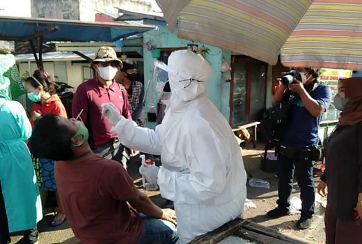 Puluhan Pedagang Pasar di Surabaya Tes Swab, Ada yang Menolak - GenPI.co JATIM
