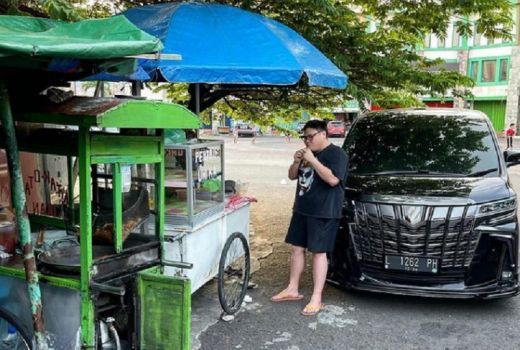 Crazy Rich Surabaya Jajan Pentol Pakai Alphard - GenPI.co JATIM