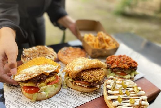 Burger Ini Unik, Isinya Nanas, Indomie Hingga Rica-rica - GenPI.co JATIM