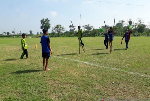 Disdik Kediri Seleksi Lomba Egrang Tingkat SMP, Intip Serunya! - GenPI.co JATIM