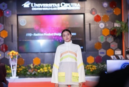 Universitas Ciputra Pamerkan 15 Busana Khusus Pandemi - GenPI.co JATIM
