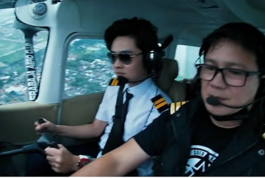 Biasa Setir Lamborghini, Crazy Rich Ini Ganti Kemudikan Pesawat - GenPI.co JATIM