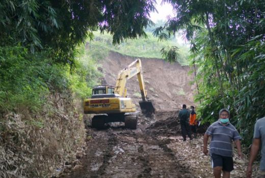 Alat Berat Dikerahkan, Singkirkan Material Longsor di 3 Desa - GenPI.co JATIM