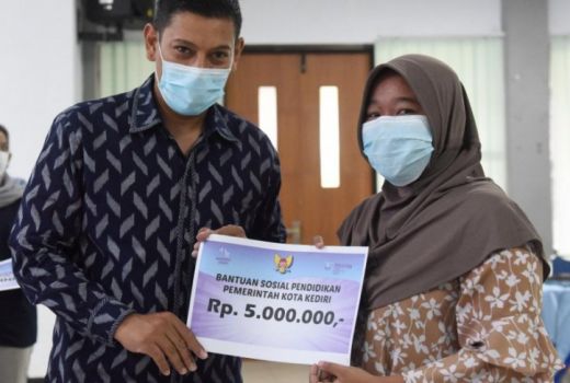 Disdik Kediri Beri Bantuan Pendidikan Kuliah - GenPI.co JATIM