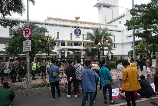 Demo Depan Kantor Gubernur Jatim, BEM Nusantara Sampaikan 3 Hal - GenPI.co JATIM