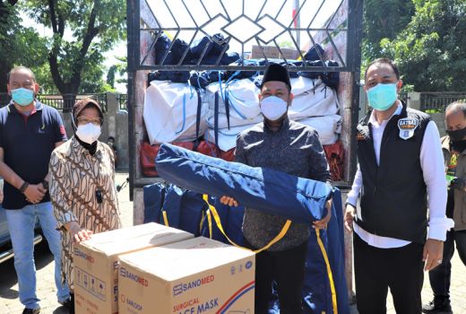 Kunjungan Kerja di Jatim, Mensos Risma Salurkan Bantuan Covid-19 - GenPI.co JATIM