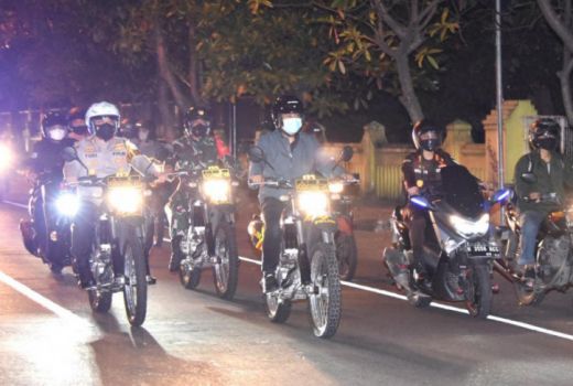 Sambil Berkendara Motor, Forkopimda Kediri Pantau PPKM Darurat - GenPI.co JATIM