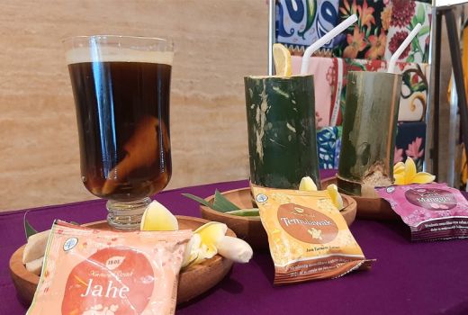 Segar dan Sehat, Jamu Ternyata Bisa Jadi Minuman Kekinian - GenPI.co JATIM