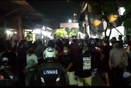 Mencekam! Petugas Dikepung saat Operasi PPKM Darurat, Mobil Rusak - GenPI.co JATIM