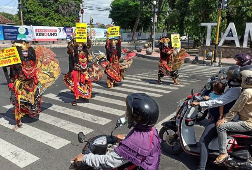 Komunitas Seniman Jaranan Buto Turun ke Jalan, Aksi Mereka Dipuji - GenPI.co JATIM