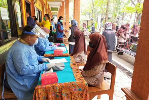 Khofifah Ingin Vaksin Covid-19 Dipercepat, Tapi... - GenPI.co JATIM