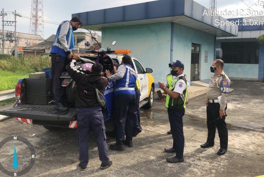 Pengendara Motor ini Tak Pakai Helm, Tanpa Masker, Masuk Tol Pula - GenPI.co JATIM