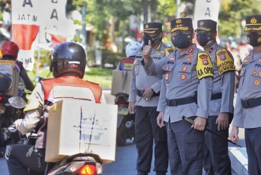 Polda Jatim Bagikan Daging Kurban untuk Warga Terdampak Covid-19 - GenPI.co JATIM