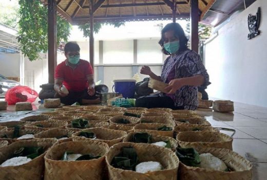 Unik, PKK Kota Kediri Kirim Makanan untuk Isoman Gunakan Besek - GenPI.co JATIM